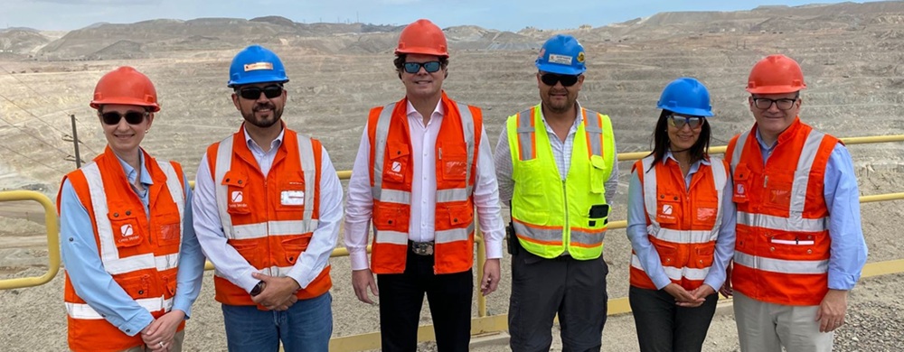 embajador-de-estados-unidos-otorga-reconocimiento-a-cerro-verde-por-su-contribucion-al-desarrollo-economico-y-social-del-peru-302