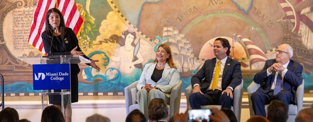 moneda-conmemorativa-elaborada-con-cobre-arequipeno-fue-develada-por-el-bicentenario-de-las-relaciones-entre-los-estados-unidos-y-el-peru-314